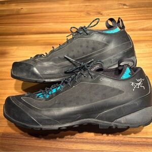Arc'teryx Men's Black Chukka Approach Boots with Teal Details